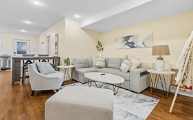 Elegant & Private Apartment - Short Walk From Downtown